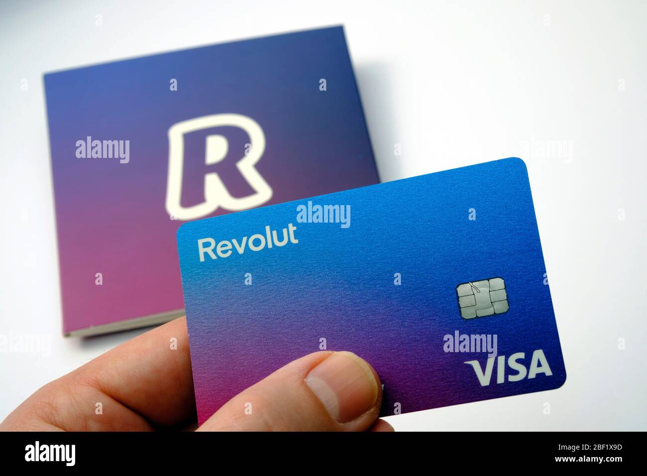Stone / Regno Unito - Aprile 14 2020: Carta Revolut Bank. La scheda con il nuovo logo Revolut aggiornato è in mano con una busta in cui p Foto Stock