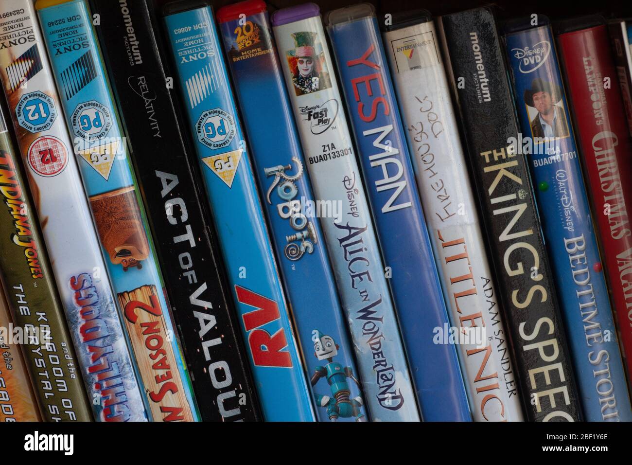 Fila di DVD sullo scaffale. REGNO UNITO Foto Stock