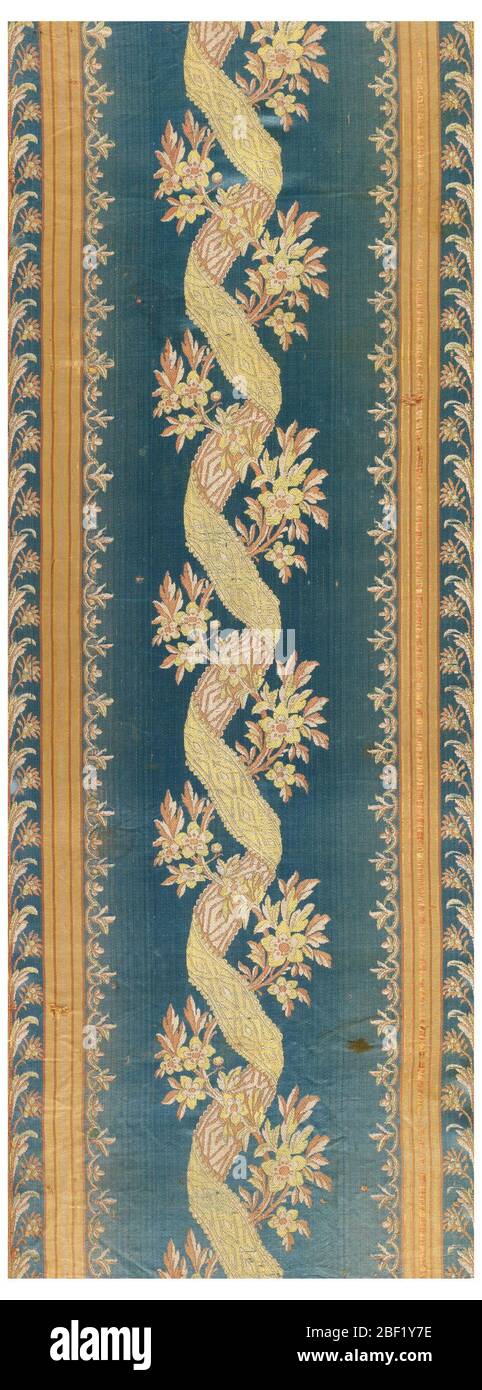 Tessile. Pannello stretto con bordi su ciascun lato. Fondo satinato blu con un'ampia fascia centrale di vite floreale intrecciata con nastro a serpentina. Bordi simmetrici con strisce e fiori. Design in trame extra di seta verde, rosa e marrone. Foto Stock