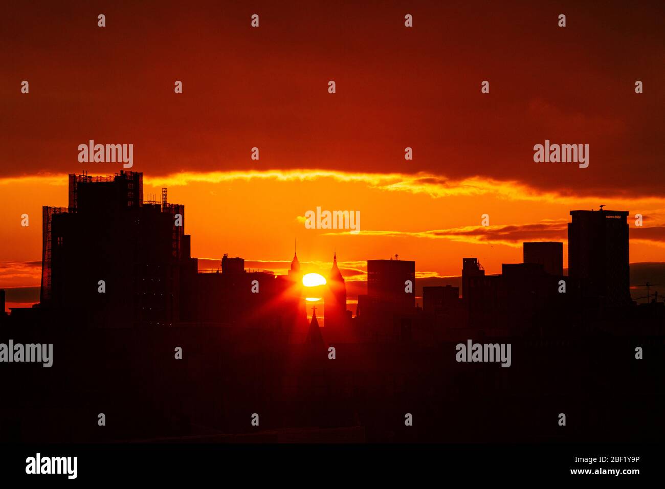 Vista di Lower Manhattan durante la Pandemia COVID-19 da Williamsburg, Brooklyn, al tramonto. Foto Stock