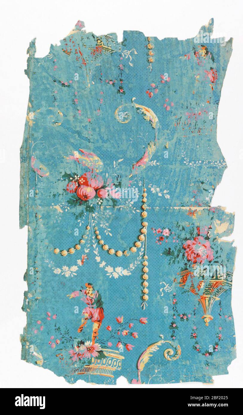 Parete laterale. Alternando motivi di frutta e fiori cluster, e scolpito sostegno staffa di un uomo in costume cinese; terreno punteggiato e spazio aperto tra motivi più grandi rotto da perle estoonate. Stampato a colori su terreno blu. Foto Stock