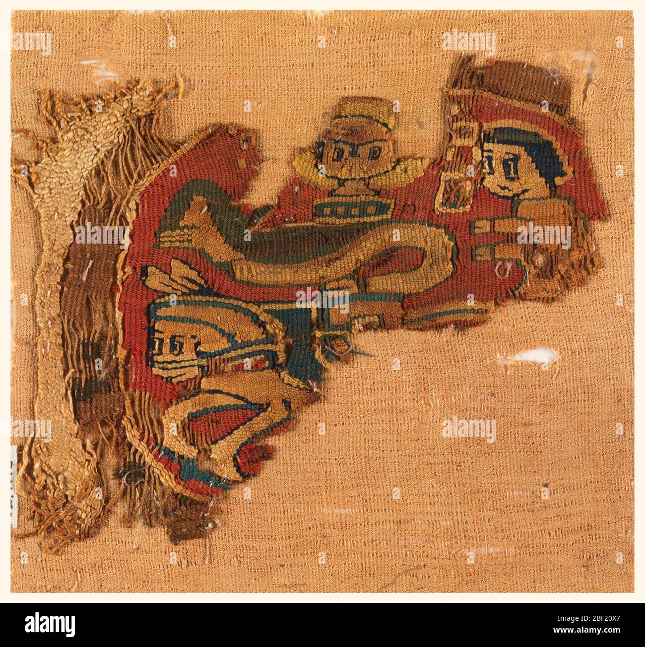 Frammento di roundel. Frammento di un roundel di arazzo policromo, con due figure e un cavallo su un terreno rosso. Foto Stock
