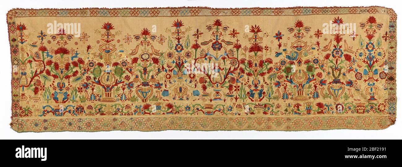 Pannello. Pannello stretto, eventualmente parte di una tenda, in lino naturale scuro, tessuto liscio, ricamato in seta policroma nei colori blu, rosso, viola, giallo, azzurro e bianco, con predominanza blu e rosso. Foto Stock