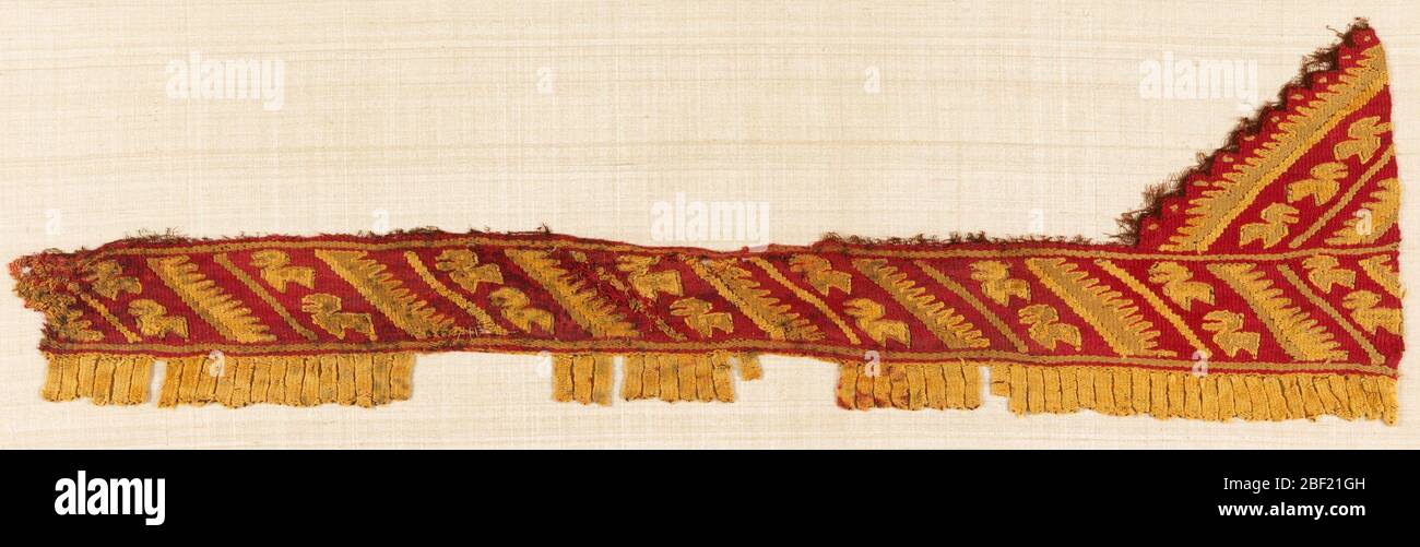 Frammento. Bordino con frangia in tessuto di arazzo piatto. Bande inclinate di motivi stilizzati di uccelli. Abbronzarsi su sfondo rosso. Foto Stock