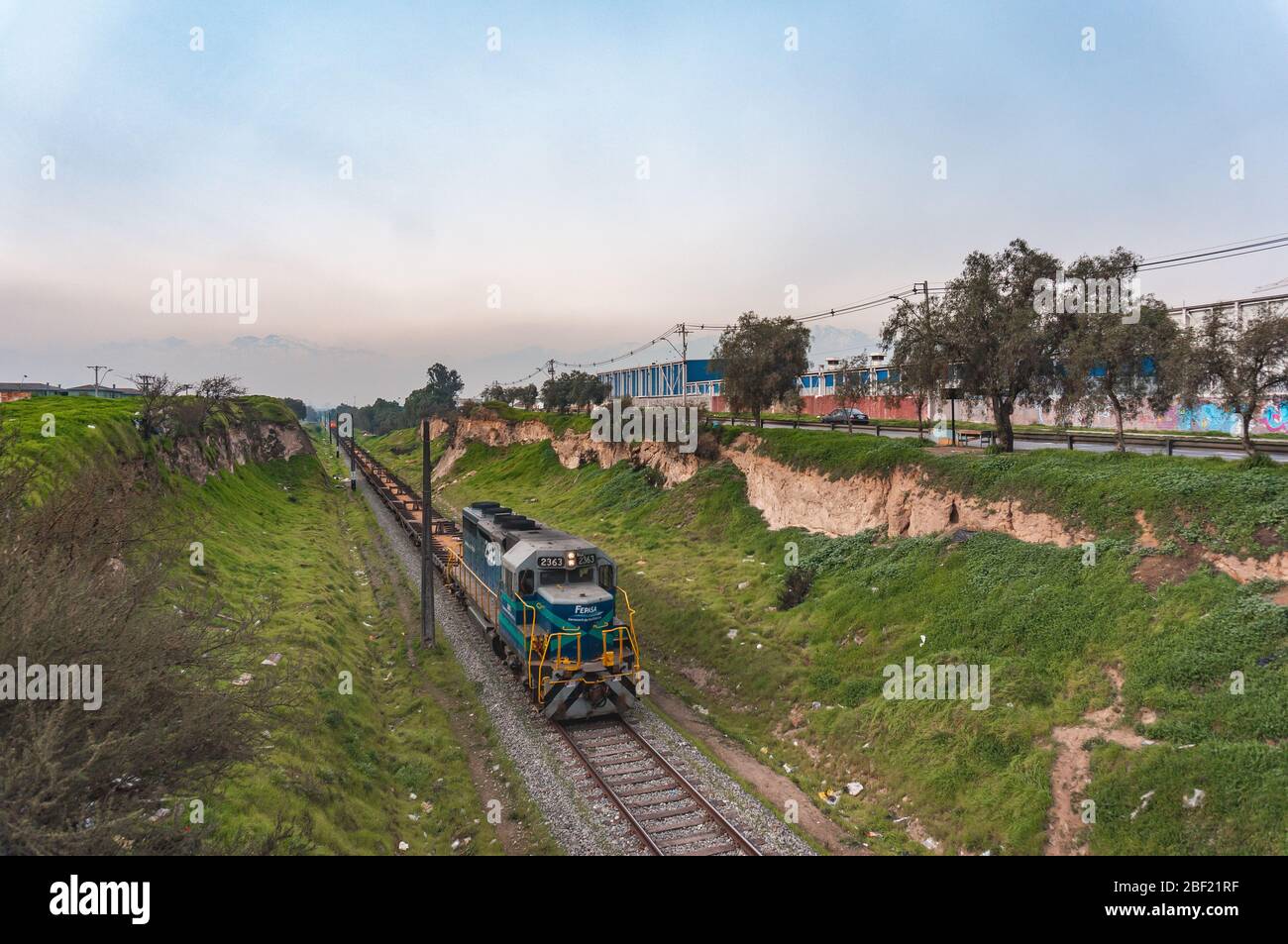 SANTIAGO, CILE - GIUGNO 2016: Un treno merci a Cerrillos Foto Stock
