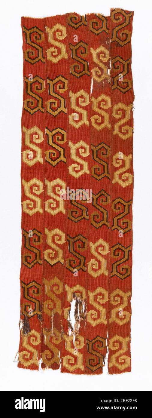 Banda. Cinque strisce intrecciate con tappezzeria cucite insieme a un disegno serpente altamente stilizzato in marrone scuro e marrone scuro su sfondo rosso. Foto Stock