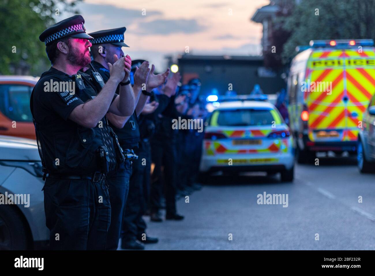 Poliziotti che si aggraziano a Clap for Carers alle 20:00 fuori dal Southend Hospital in serata per ringraziare l'NHS e i principali lavoratori durante il Coronavirus COVID-19 Foto Stock