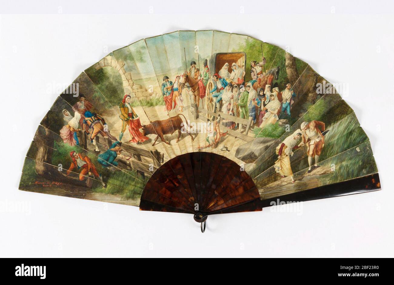 Ventola pieghettata. Ventola pieghettata. L'obverse mostra una scena dipinta di una corrida rurale. Gruppo di spettatori a destra con un carrello dietro; a sinistra c'è una recinzione e un ruscello. I bastoni sono a guscio tartaruga. Foto Stock