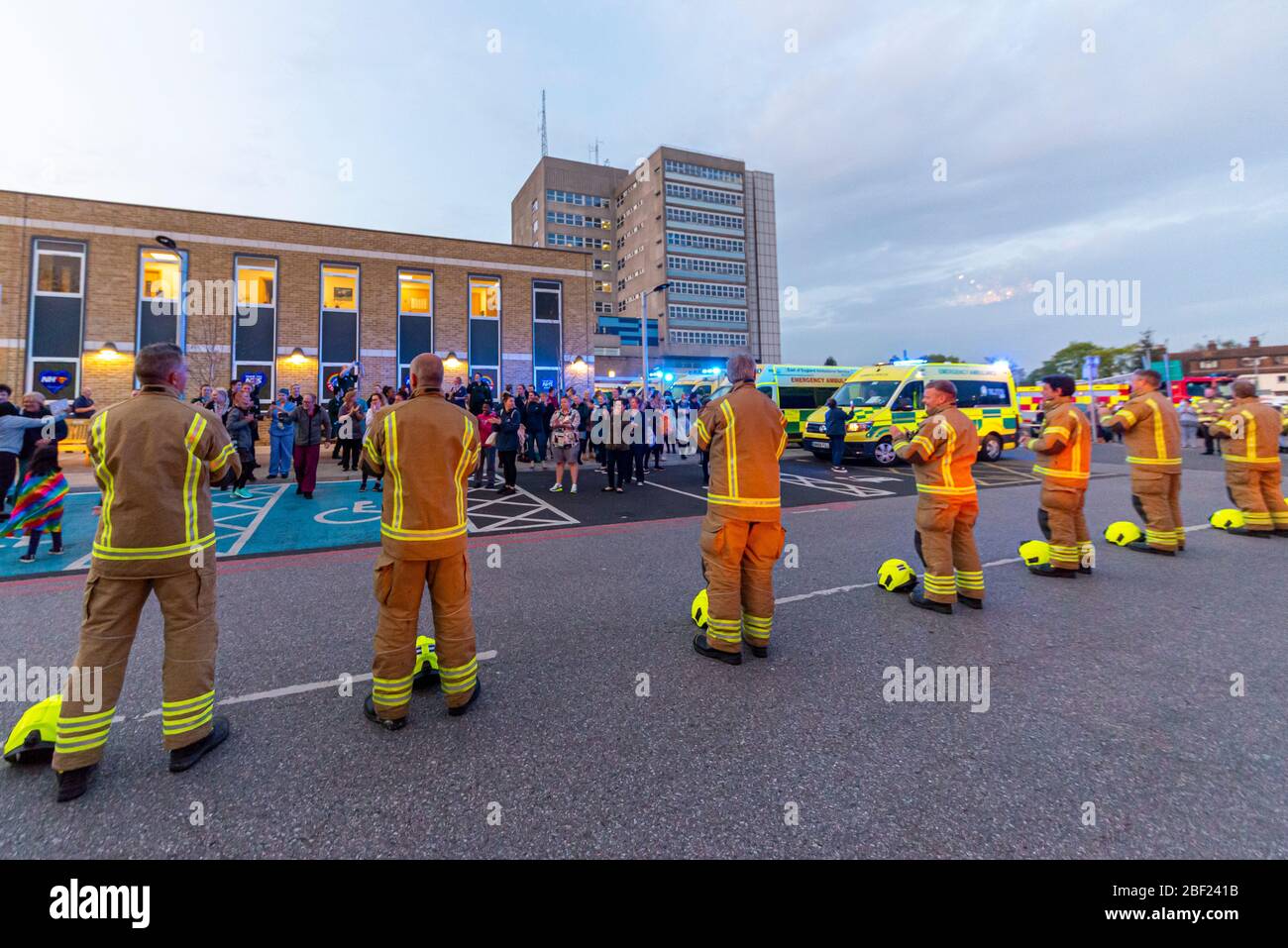 Vigili del fuoco che si aggrafiscono a Clap per gli operatori alle 20:00 fuori dal Southend Hospital in serata per ringraziare NHS e i principali lavoratori durante il Coronavirus COVID-19 Foto Stock