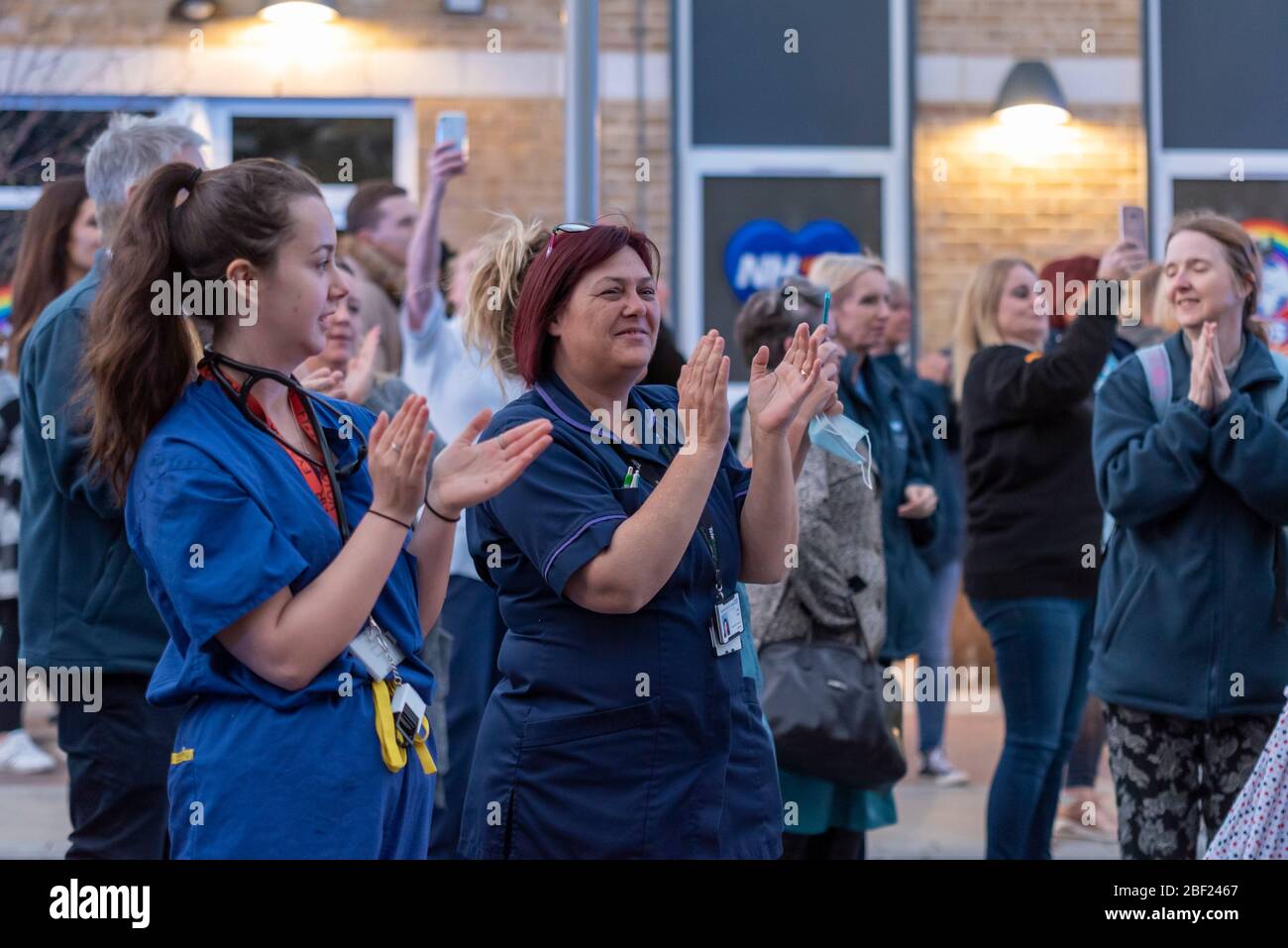 Il personale NHS si aggrazia a Clap for Carers alle 20:00 fuori dal Southend Hospital in serata per ringraziare NHS e i principali lavoratori durante il Coronavirus COVID-19 Foto Stock