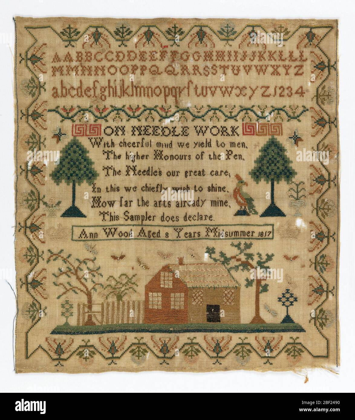 Campionatore. Campionatore di ricami con bordo di alberi stilizzati; alfabeto in capitelli e lettere piccole in alto; una cabina e alberi in basso; e versetto. Foto Stock