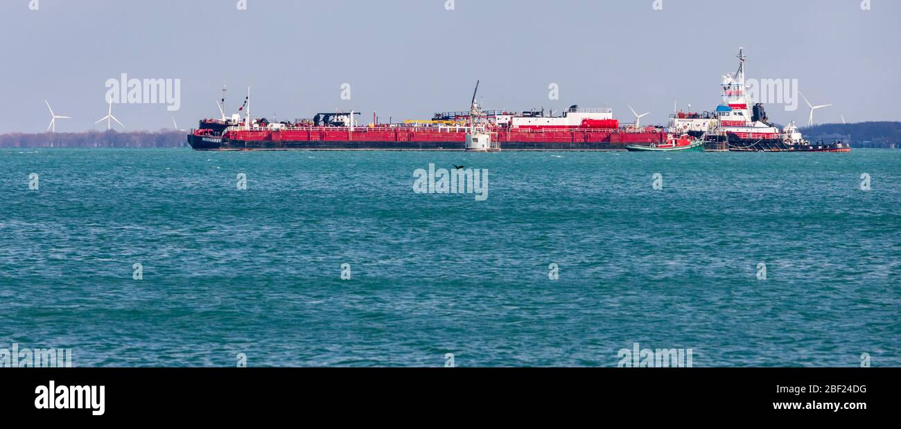 Detroit, Michigan - la chiatta Margaret, che trasporta quattro milioni di galloni di carburante diesel, si aggirano nel lago St. Clair. La Guardia Costiera degli Stati Uniti non ha detto carburante Foto Stock