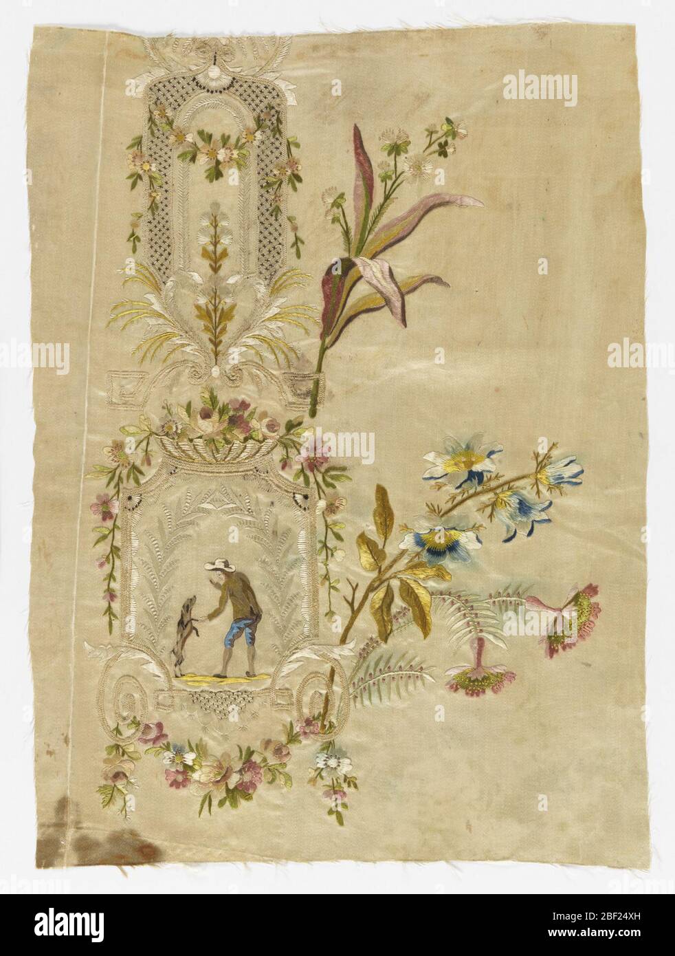 Tessile. Frammento di seta ricamata con seta che mostra il disegno di foglie, fioriere e reticolare formando un telaio verticale che racchiude e l'uomo con cane. Grandi fiori, si estendono a destra, in zona non ricamata. Foto Stock
