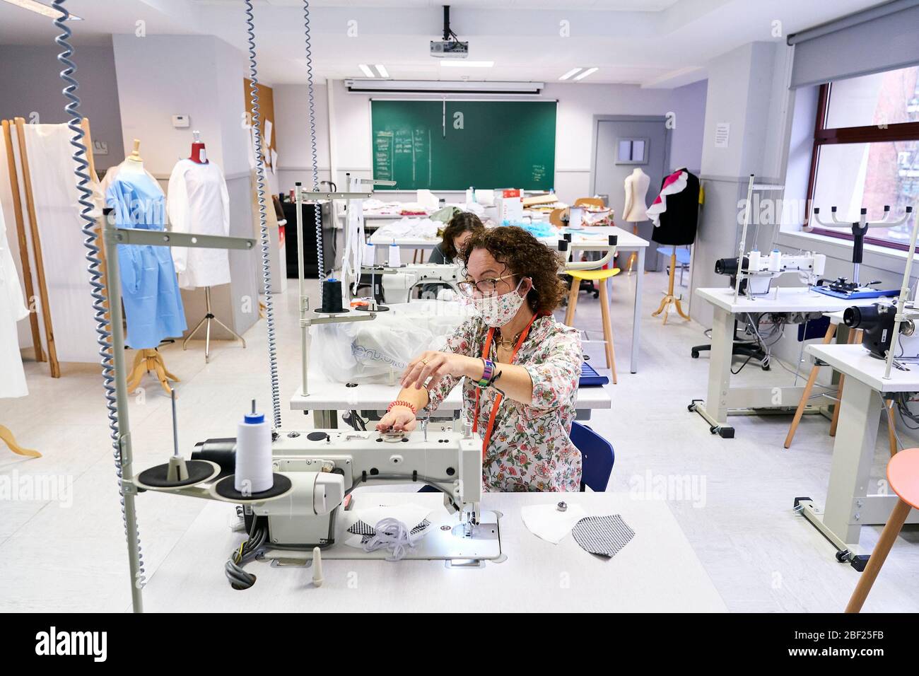 Volontari fare maschere di protezione viso a Rey Juan Carlos University.A gruppo di insegnanti a Rey Juan Carlos University volontario nella realizzazione di maschere di viso e abiti medici per fornire ospedali e case di cura in necessità di loro. Foto Stock