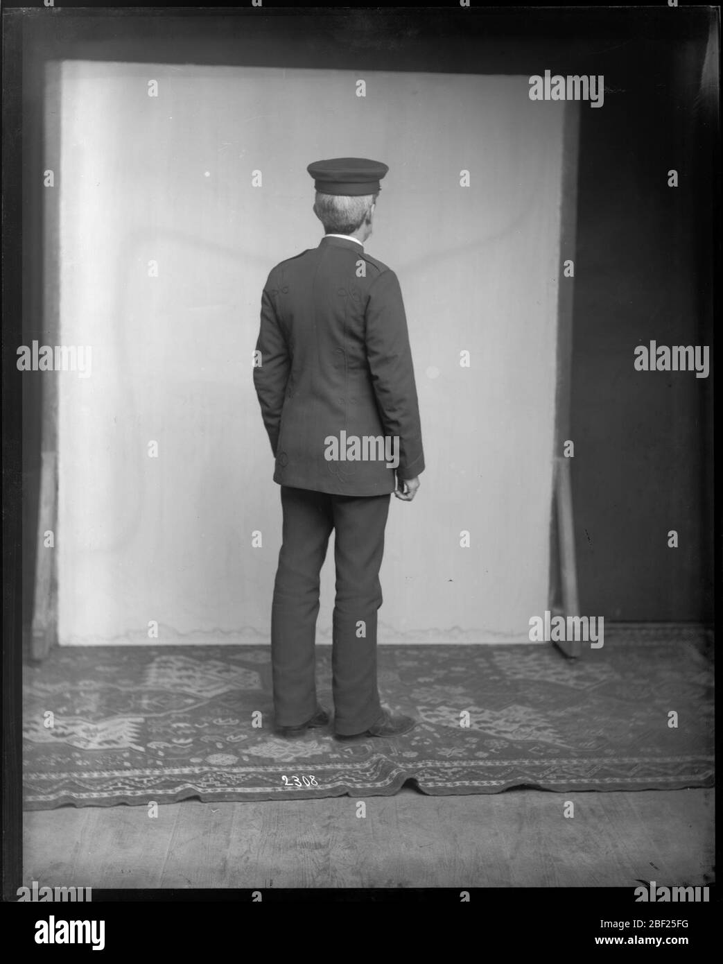 Modelli uomo non identificati Vista posteriore uniforme. Modelli di uomo non identificati uniforme da United States National Museum collections.Smithsonian Institution Archives, ACC. 003-006, Box 11, Image No. MAH-2308Smithsonian Institution Archives Capital Gallery, Suite 3000, MRC 507; 600 Maryland Avenue, SW; Washington, DC 20024-2520 Foto Stock