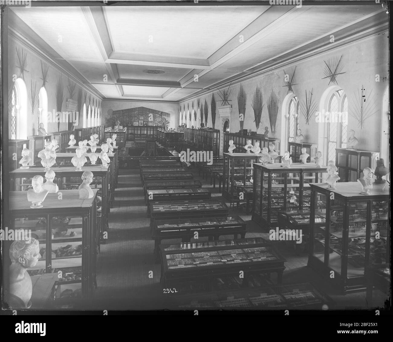 Mostra di Archeologia preistorica nel Castello. Nota anche come 2962.Vedi anche unità di registrazione 95, Box 41, Folder 4.Mostra di Archeologia preistorica nella Sala principale superiore (sopra la Grande Sala) dello Smithsonian Institution Building, o Castello, che mostra esemplari etnologici e archeologici. Foto Stock