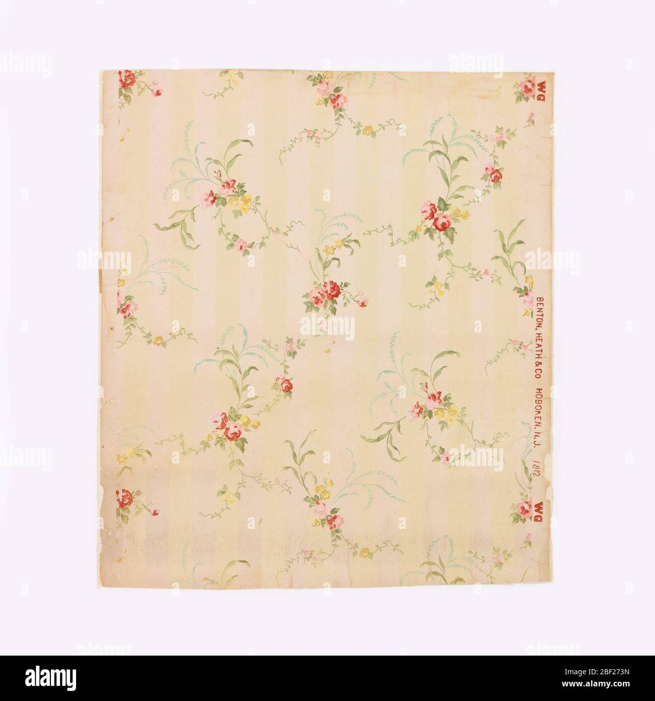 Parete laterale. Spruzzi di rose rosa piccole e giallo dimenticare-me-not con foglie verdi. Alla fine degli spruzzi sono erbe in lavoro smerigliato blu-verde. Gli spray hanno una disposizione informale sparsa. Alternando il lavoro verde smerigliato e strisce di avorio pianura formano il campo. Foto Stock