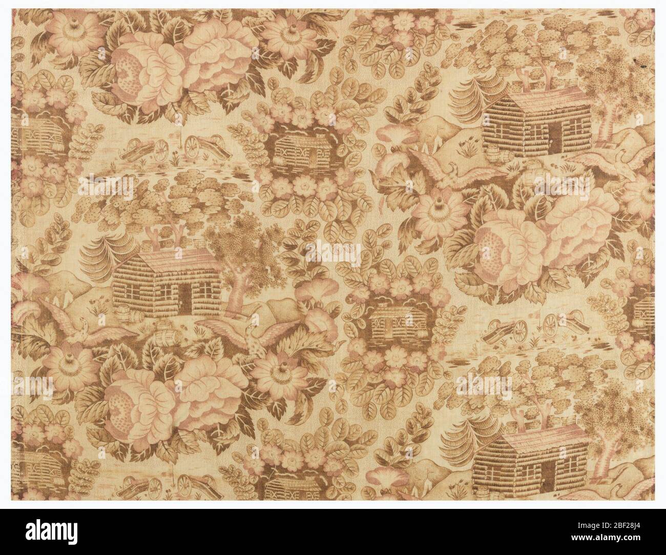 Tessile. Cotone stampato con scene alternate di una cabina di tronchi, la più grande delle quali ha barili davanti, uno dei quali legge SIDRO DURO; cannoni sullo sfondo. Fiori, alberi, foglie e uccelli circondano le scene. In marrone e rosso, molto sbiadito, su bianco. Foto Stock