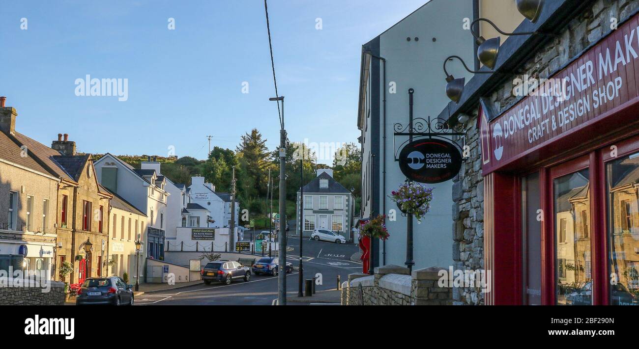 Settembre Autunno sera su una strada soleggiata nella piccola città di Ardara nella contea di Donegal Irlanda con il negozio Donegal Designer Makers sulla destra. Foto Stock