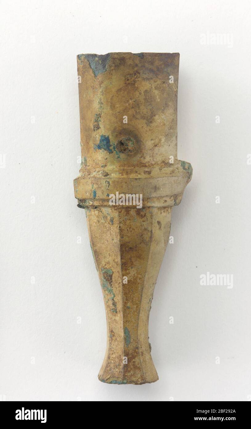 ; Cina; V-IV sec. a.C.; bronzo; a x L x P: 9 x 2.5 x 3.3 cm (3 9/16 x 1 x 1 5/16 in); Acquisto Foto Stock