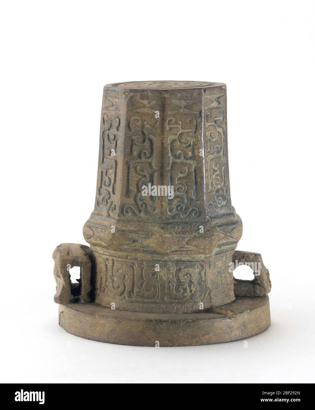 Tappo assale e perno di fissaggio. Orvar KarlbeckProblably rinvenuto vicino al sito dell'antica città di Shouchun (nella provincia moderna di Anhui). [1] a 1924Orvar Karlbeck. [2] dal 1924Galleria d'Arte Freer, acquistata da Carl Whiting Bishop di Orvar Karlbeck. Foto Stock
