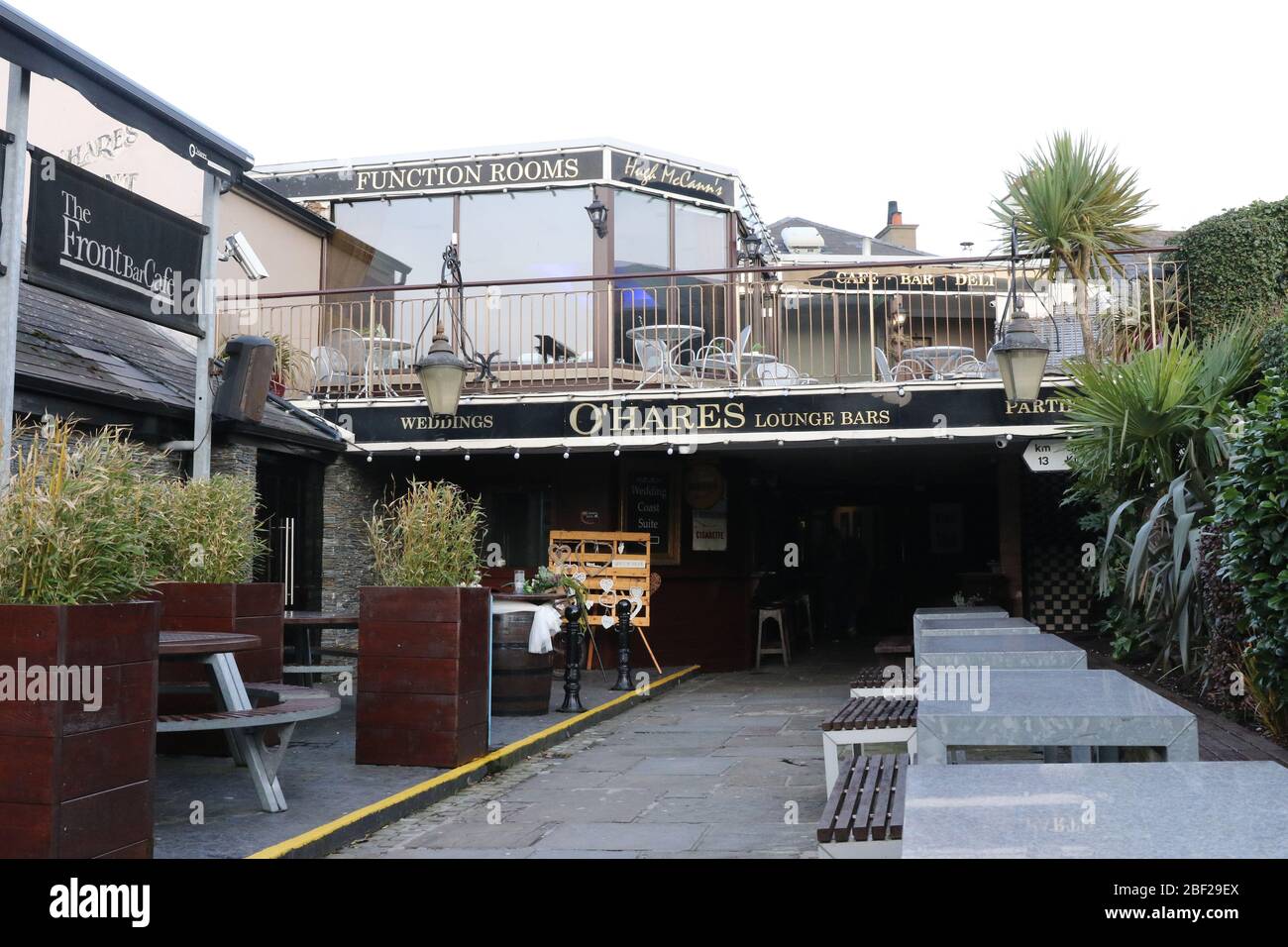 Fila di tavoli vuoti nell'estensione del bar all'aperto sul retro del bar o'Hares, un complesso bar e luogo di nozze a Newcastle, County Down. Foto Stock