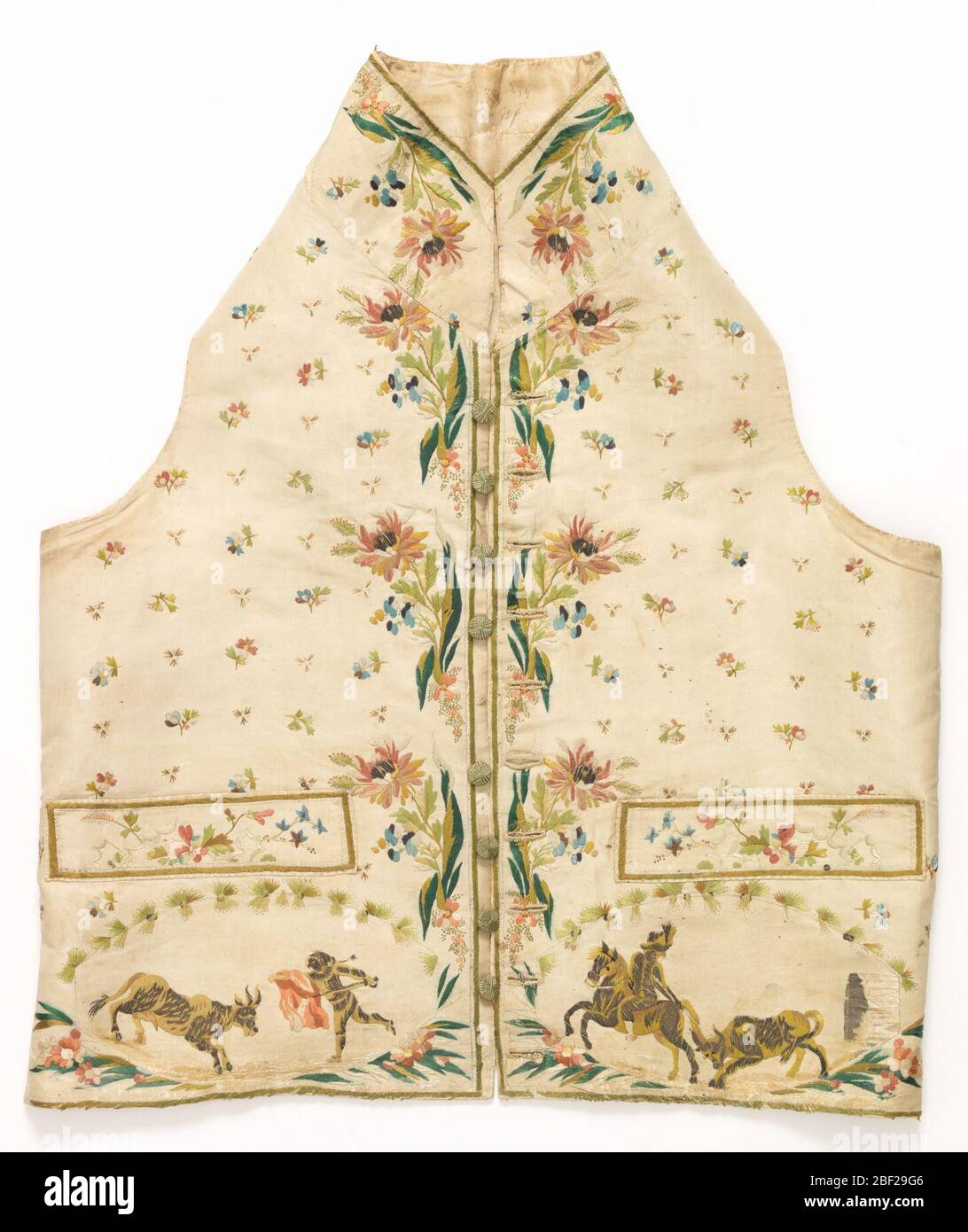 Gilet. Gilet uomo con orlo diritto, colletto in piedi e tasche a filetto. Seta bianca a coste ricamata con seta multicolore, filo d'argento e paillettes. Terra di spruzzi floreali minuti sparsi. Disegno di bordo di grandi spray di fiori. Foto Stock