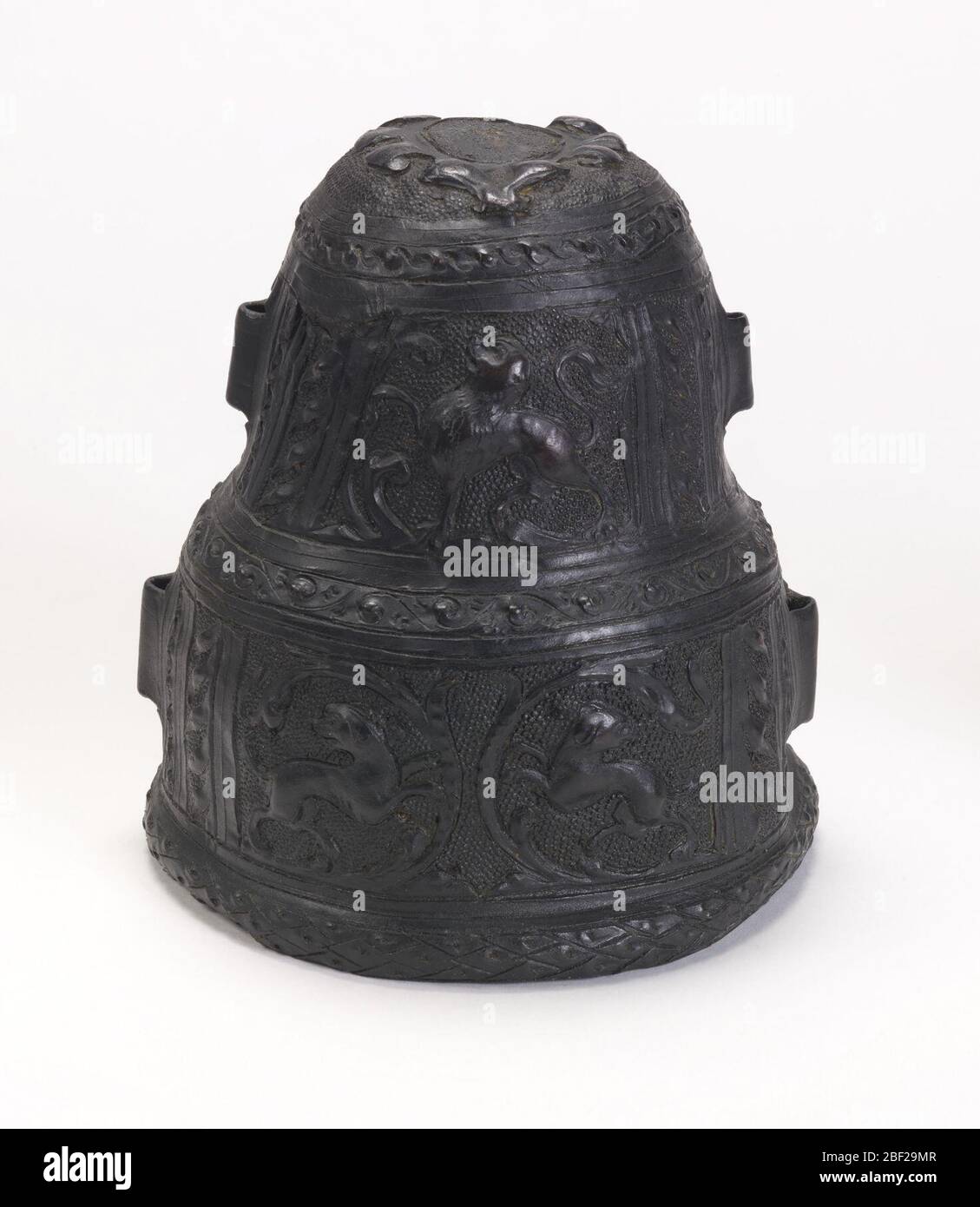 Caso. Cassa mimaniforme marrone decorata in due fasce con disegni di leoni e longuette all'interno di rotoli e fogliazioni. Dispositivo araldico all'interno della parte superiore di escutcheon arrotolata. Quattro ampi anelli aperti sui lati. Il bordo inferiore è un filetto di foglie di alloro. Foto Stock