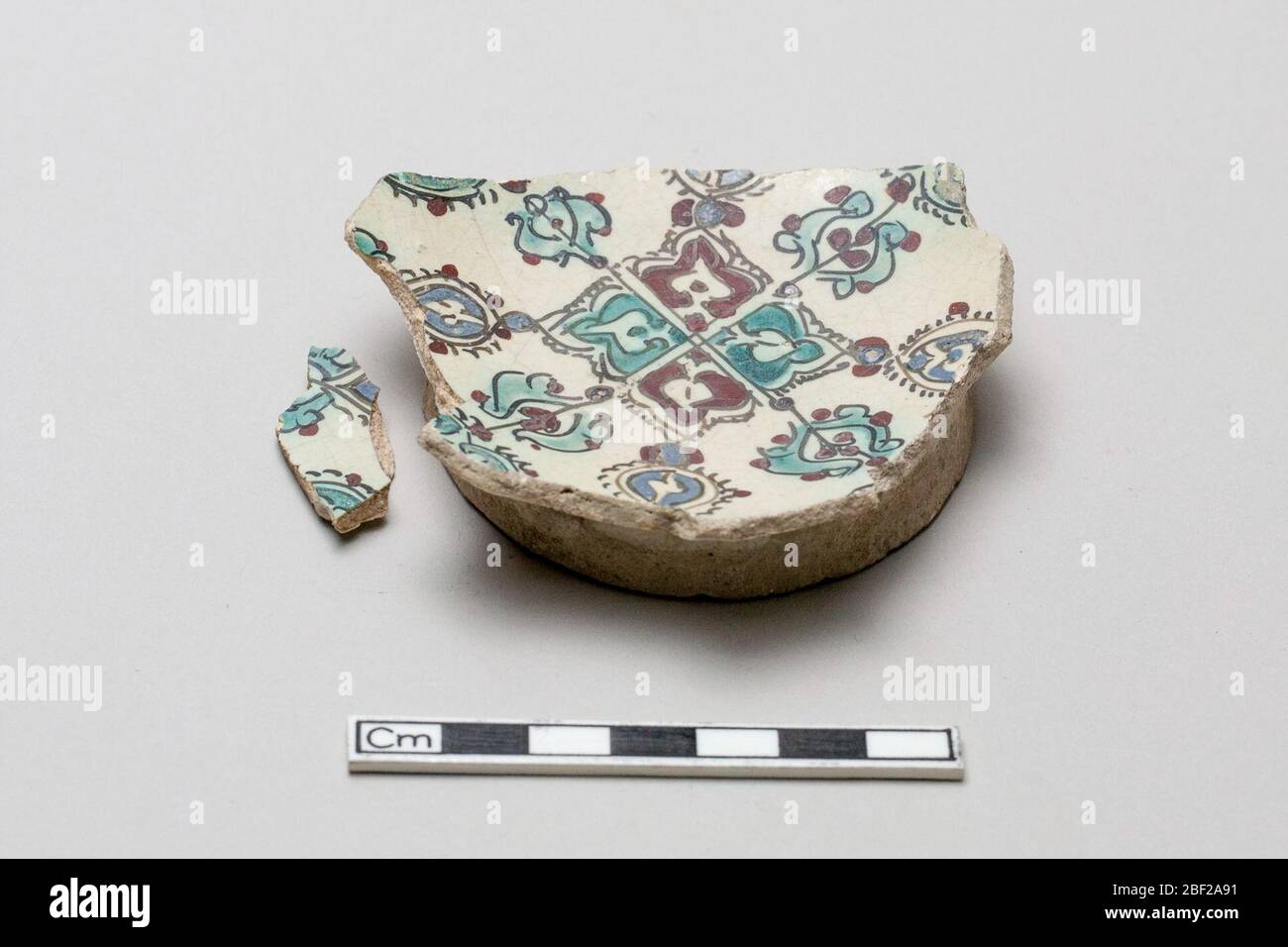 Base frammentaria di una ciotola. Il Sig. E la Sig.ra Laurance P. RobertsFrom 1950 – 2001MR. E la Sig.ra Laurance P. Roberts, acquisita negli anni '50 dall'Iran. [1]da 2001Freer Gallery of Art, dono di Laurance P. Roberts, Baltimora, Maryland. Foto Stock