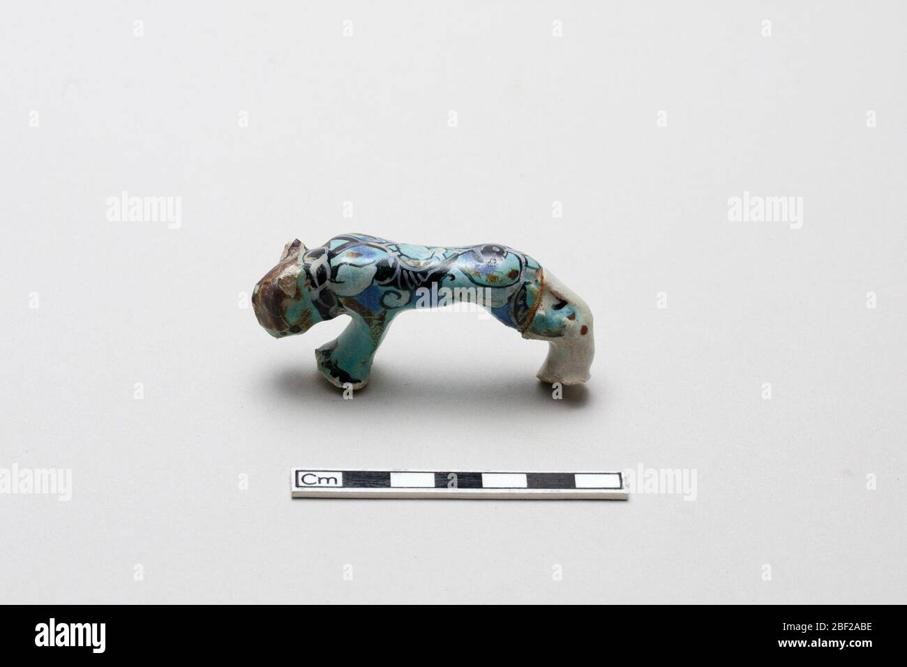 Impugnatura a forma di leone. Il Sig. E la Sig.ra Laurance P. RobertsFrom 1950 – 2001MR. E la Sig.ra Laurance P. Roberts, acquisita negli anni '50 dall'Iran. [1]da 2001Freer Gallery of Art, dono di Laurance P. Roberts, Baltimora, Maryland. Foto Stock