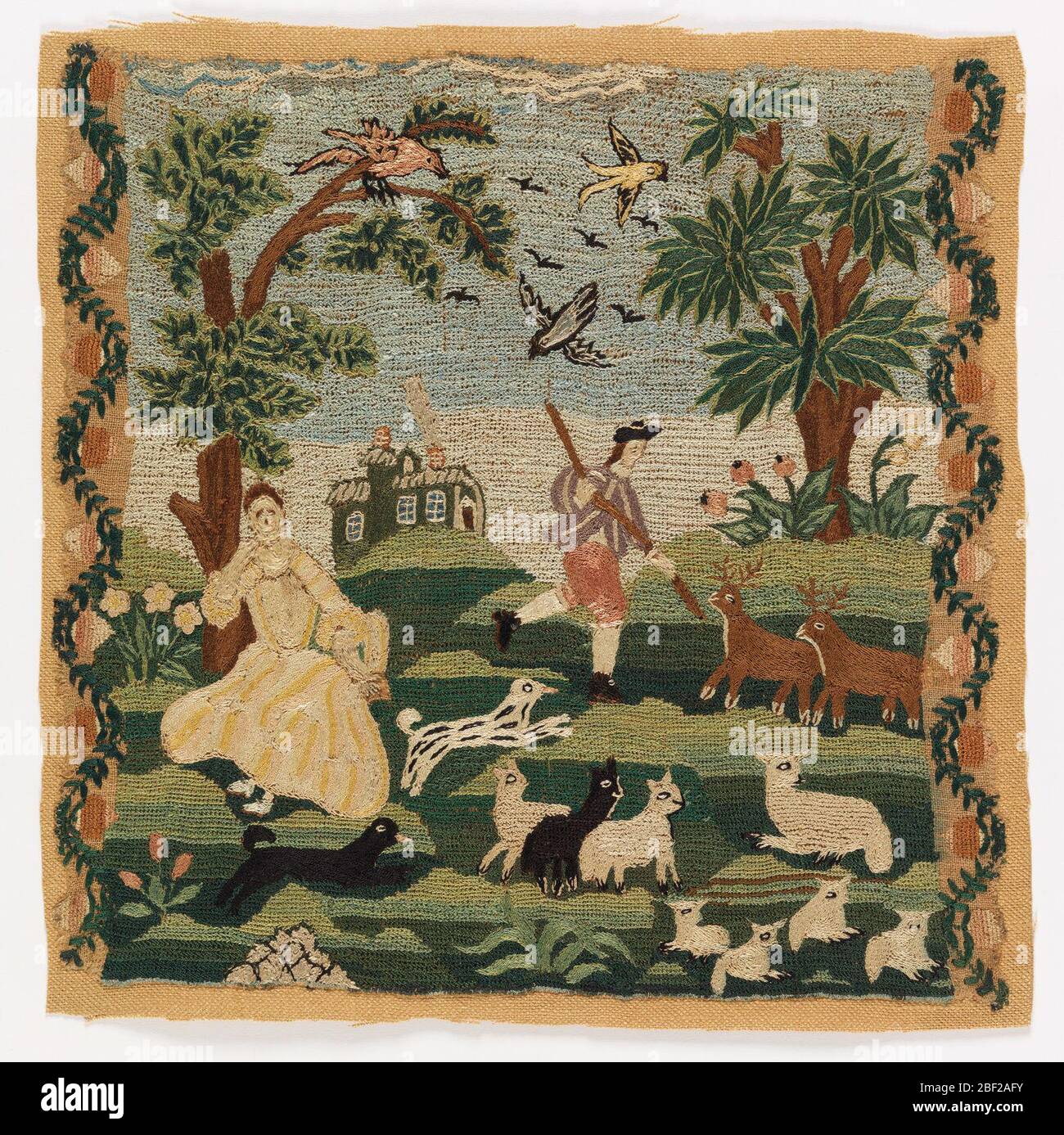Immagine ricamata. Una scena pastorale, con una donna in abito a righe gialle, rosa e avorio, un uomo con un cane che avanza verso due stracci, pecore e agnelli in primo piano, e uccelli attivi nel cielo. Sullo sfondo, alberi e una casa con fumo che si innalza dal camino. Foto Stock