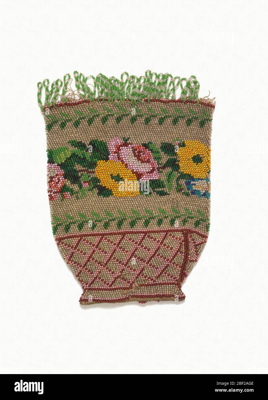 Borsa. Borsa a maglia con perle di vetro colorate in disegno di una fascia di rose posta tra i bordi delle foglie; in basso un disegno a reticolo; fringed in alto. Foto Stock