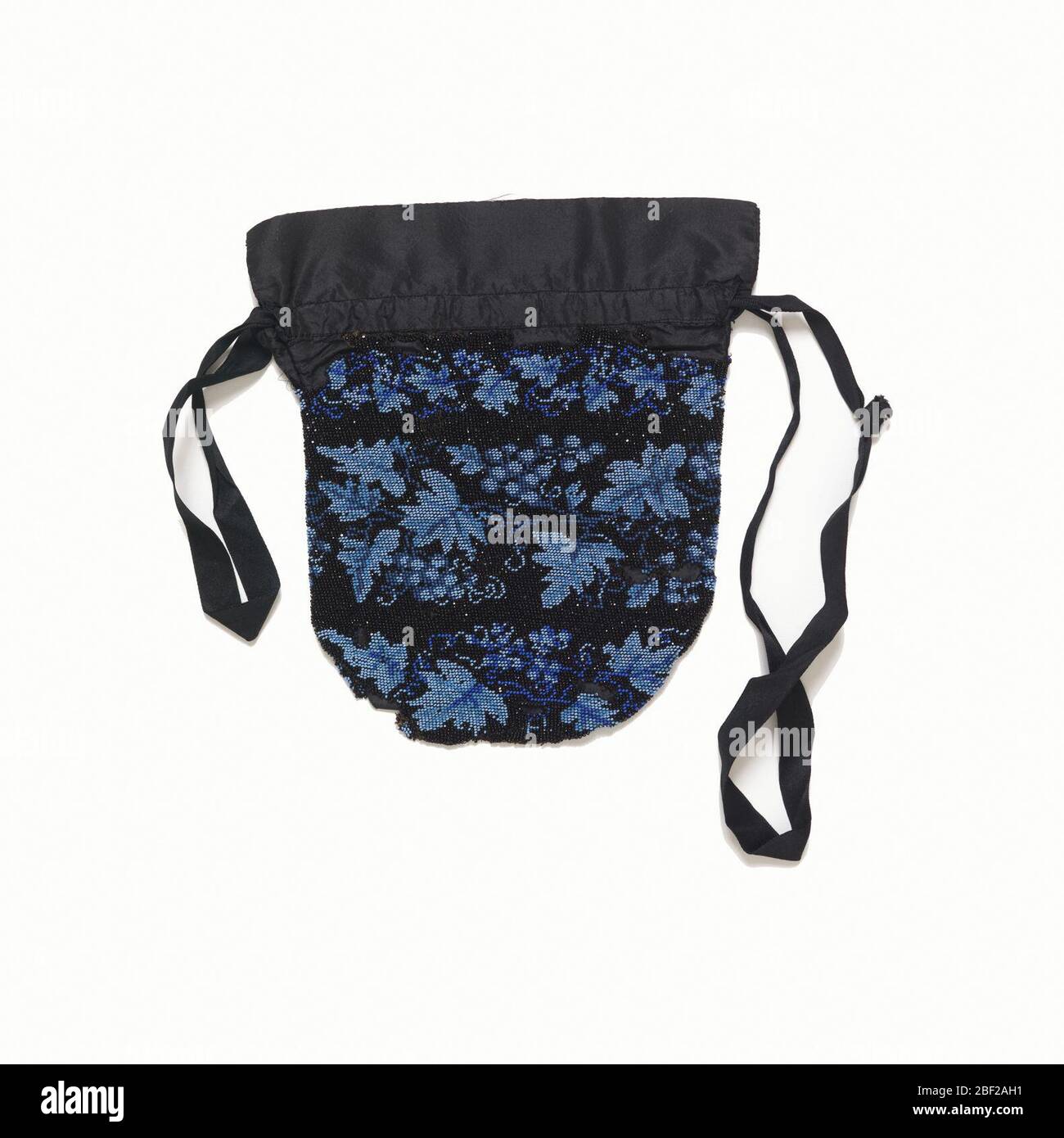 Borsa. Borsa a maglia con perle di vetro colorate in un disegno di fasce di edera, in blu su un fondo nero; fodera e nastri di seta nera. Foto Stock