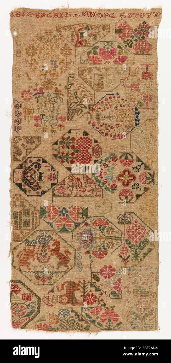 Campionatore. Lungo rettangolo verticale lavorato in molti colori su un terreno naturale. Nella parte superiore viene visualizzato un alfabeto. Il resto dello spazio è riempito con losanghe modello contenente fiori, uccelli e animali. Il lavoro è firmato 'arah Harris' e 'un segno del mio amore per EG 1786'. Foto Stock