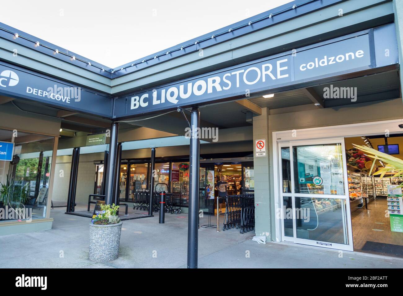 NORTH VANCOUVER, BC, CANADA - Apr 11, 2020: Fronte di un negozio di liquori BC durante la pandemia di Covid 19. Foto Stock