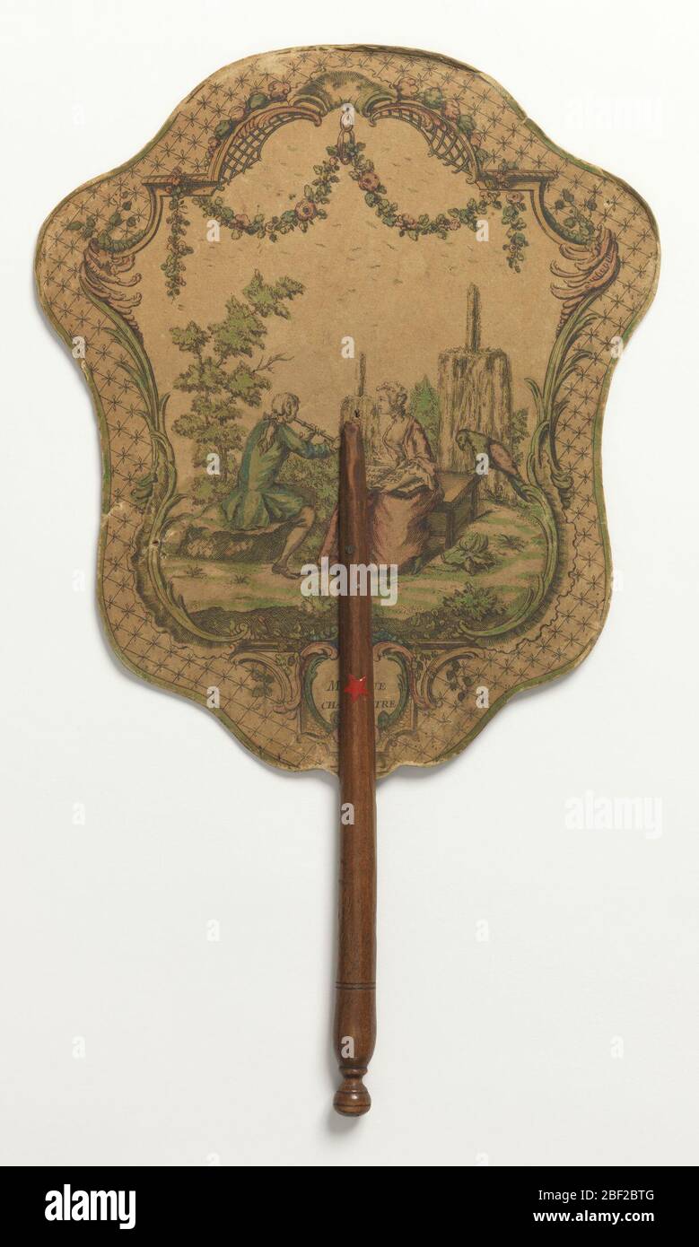 Schermata del telefono. Schermo con una foglia di carta incisa con una scena di un uomo che suona il flauto e una donna che tiene una partitura musicale in un ambiente giardino, circondato da ghirlande e un bordo reticolare. Retro: Paesaggio dipinto a mano con una cascata. Foto Stock