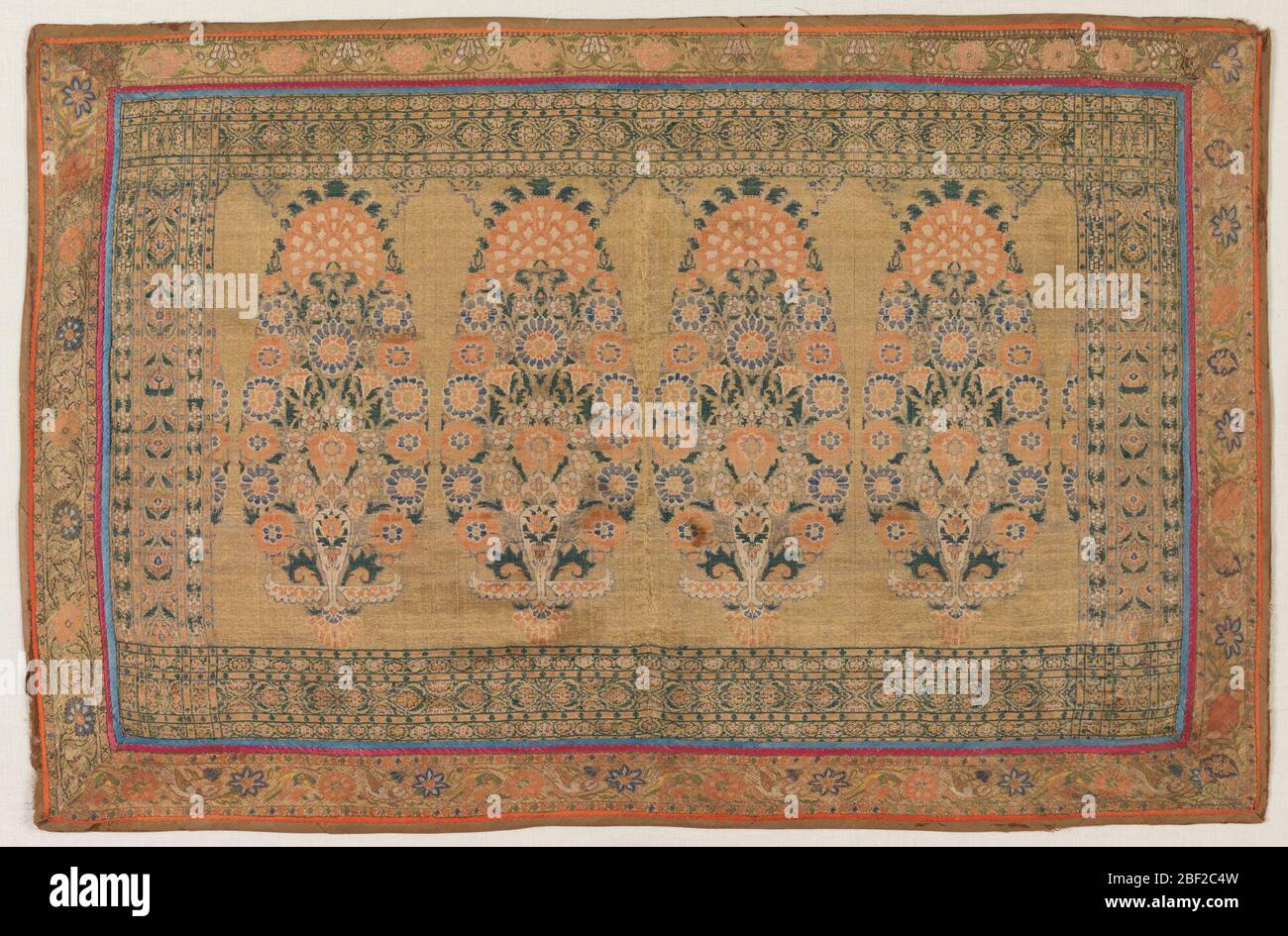 Tessile. Pannello con forme floreali policrome o a cono su sfondo oro; trama complementare 3/1 tessitura piana. Il pannello è racchiuso da quattro pezzi di bias-tessuti bordi fiori e uccelli su un terreno metallico. Le guard strip sono rasate di seta traforata. Foto Stock