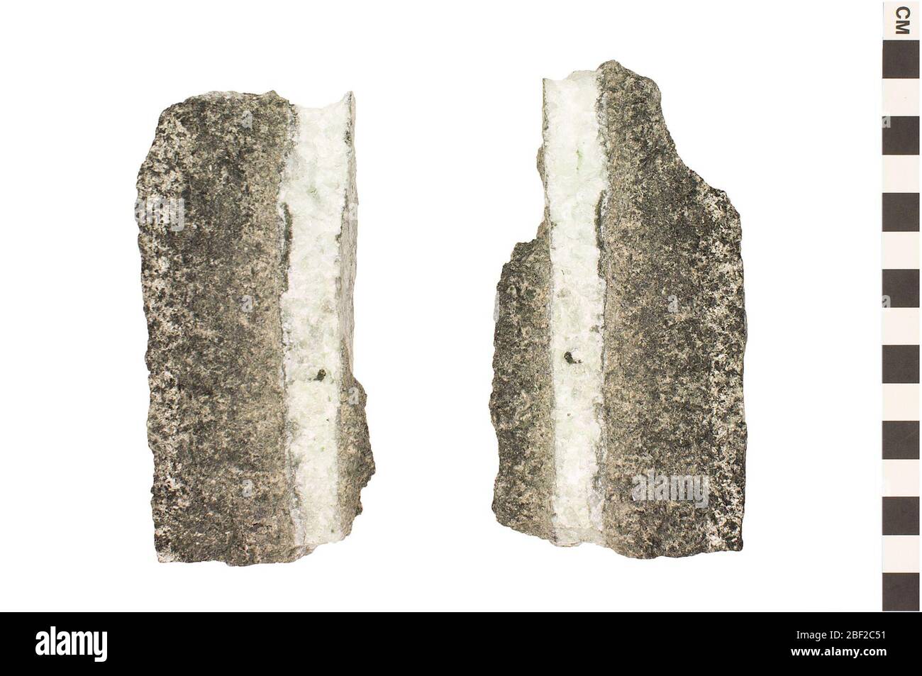 Diabase di roccia ignea. Questo oggetto fa parte della collezione Education and Outreach, alcuni dei quali sono nel centro di formazione scientifica Q?rius e disponibili per vedere.questi esemplari sono esempi di una diabase con una vena apofillite. Foto Stock