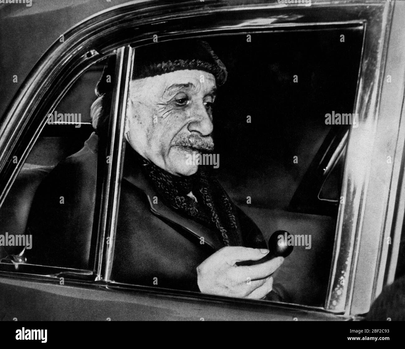 1 gennaio 1950 - Princeton, NJ, USA - fisico teorico ALBERT EINSTEIN, ampiamente considerato come il più importante scienziato del XX secolo e uno dei più grandi fisici di tutti i tempi, Ha prodotto gran parte del suo notevole lavoro durante il suo soggiorno presso l'Ufficio brevetti e nel suo tempo libero. Sebbene sia conosciuto per la Teoria della Relatività, gli è stato assegnato il Premio Nobel per la fisica 1921. Foto Stock