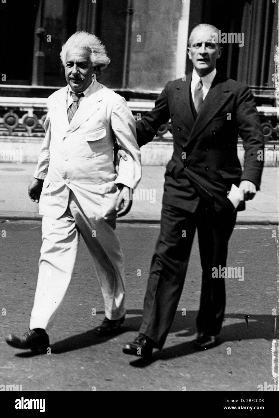 1 gennaio 1950 - Princeton, NJ, USA - fisico teorico ALBERT EINSTEIN, ampiamente considerato come il più importante scienziato del XX secolo e uno dei più grandi fisici di tutti i tempi, Ha prodotto gran parte del suo notevole lavoro durante il suo soggiorno presso l'Ufficio brevetti e nel suo tempo libero. Sebbene sia conosciuto per la Teoria della Relatività, gli è stato assegnato il Premio Nobel per la fisica 1921. Foto Stock