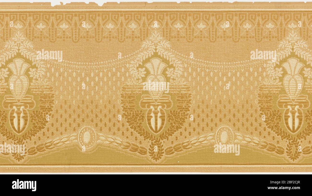 Fregio. Un disegno ripetuto di cartigli di losanga, collegato da un modello ripetitivo di punti scuri e chiari che assomigliano alla peste, sotto un bordo costituito da un disegno geometrico appeso con perle piccole. Stampato in beige, marrone, crema, verde oliva e marrone. Foto Stock