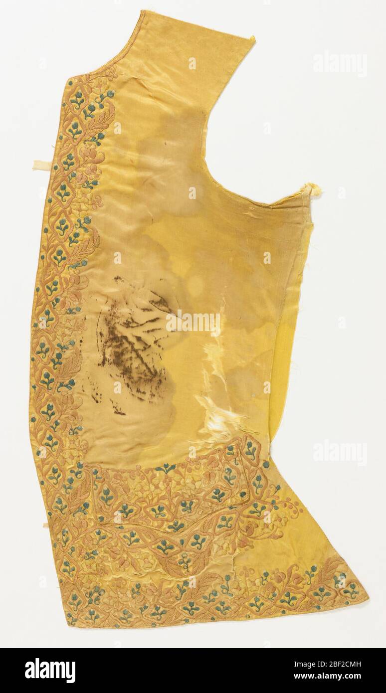Coppia di parti anteriori del gilet. Coppia di parti anteriori del gilet con orli ricurvi e tasche con patta. Raso di seta gialla, ricamato in punto satinato sui bordi anteriore, inferiore e tasca con un design floreale denso e su piccola scala in verde chiaro, giallo e rosa. Gravemente danneggiato. Foto Stock