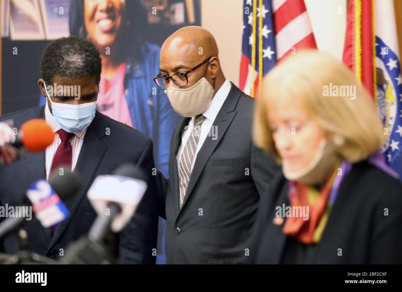 Fredrick L. Echols, M.D. Direttore della Salute per la Città di St. Louis (L) e il giudice Jimmie Edwards, St. Louis Direttore della pubblica sicurezza, huddle come St. Louis Mayor Lyda Krewson completa una conferenza stampa al Municipio di St. Louis il giovedì 16 aprile 2020. Krewson ha annunciato un'estensione dell'ordine di soggiorno a casa e rimarrà in vigore per un tempo indefinito. Krewson ha detto che rivaluteranno l'ordine nelle prossime due o tre settimane. Attualmente, St. Louis City ha 743 casi di coronavirus e 27 morti, come risultato. Foto di Bill Greenblatt/UPI Foto Stock