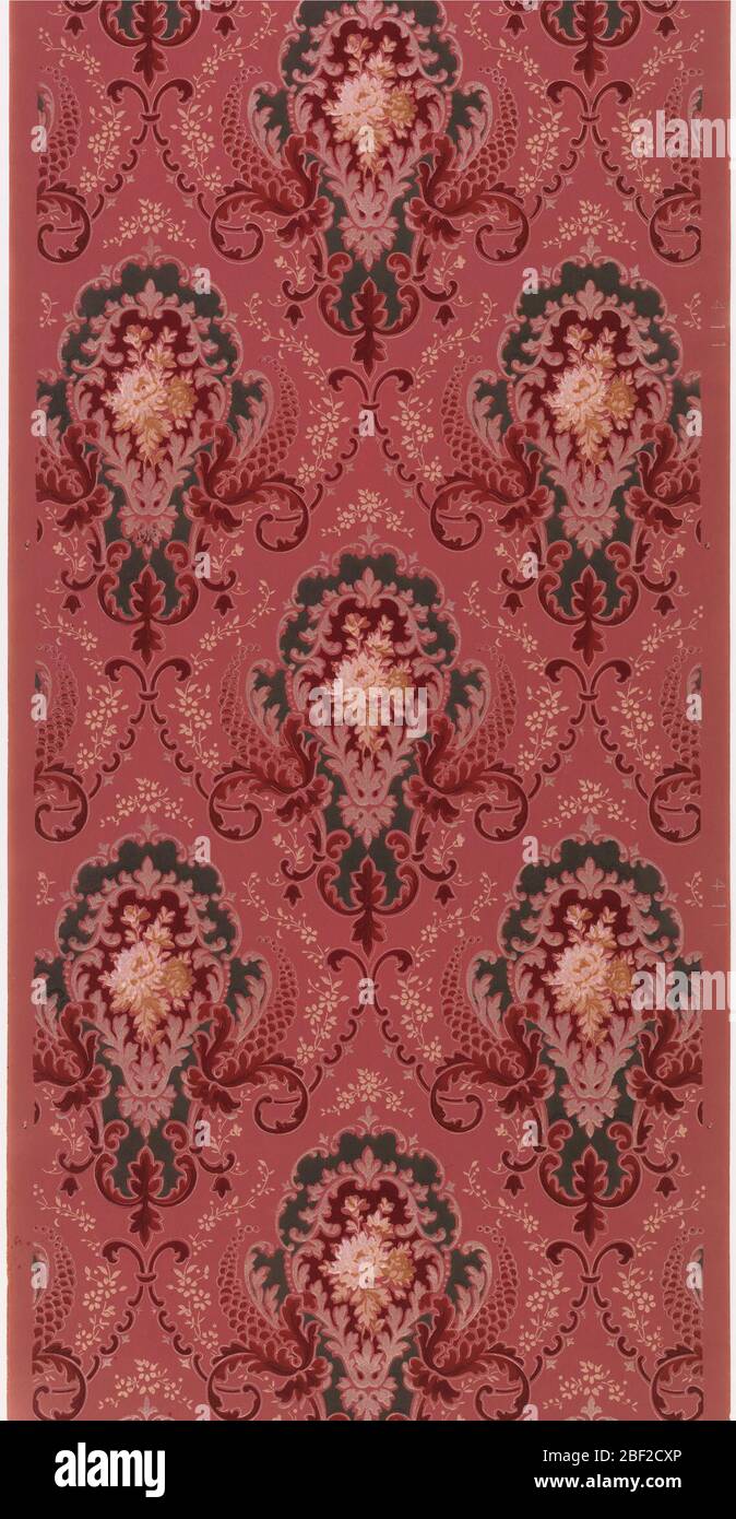 Parete laterale. Medaglioni floreali sfalsati con decorazioni floreali e pineconi, collegati da rotoli e vinerie floreali. Il terreno è rosa scuro. Stampato in verde scuro, rosso, bianco, marrone chiaro, rosa chiaro e bianco mica.stampato nella cimossa destra: '411' Foto Stock