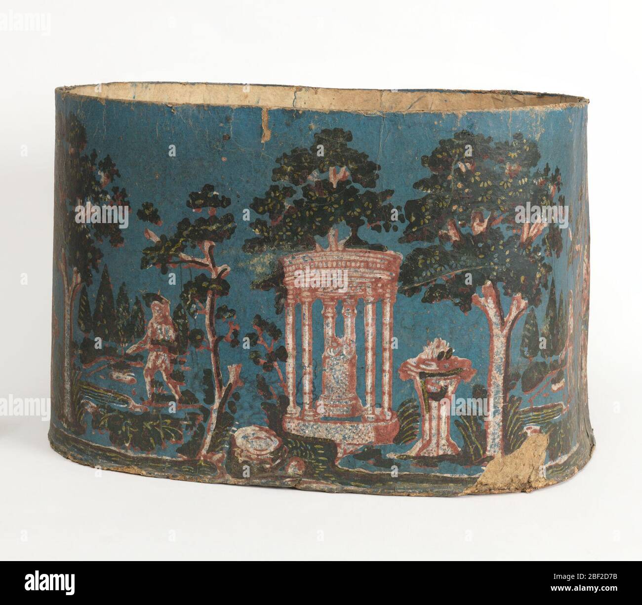 Bandbox. Il design frontale è composto da bordo di rose, rosso rosa con luci bianche. Fondo del disegno rappresenta il giardino da cui crescono le rose. Il campoè blu. Center design- il campo è in pitture distemper. Foto Stock