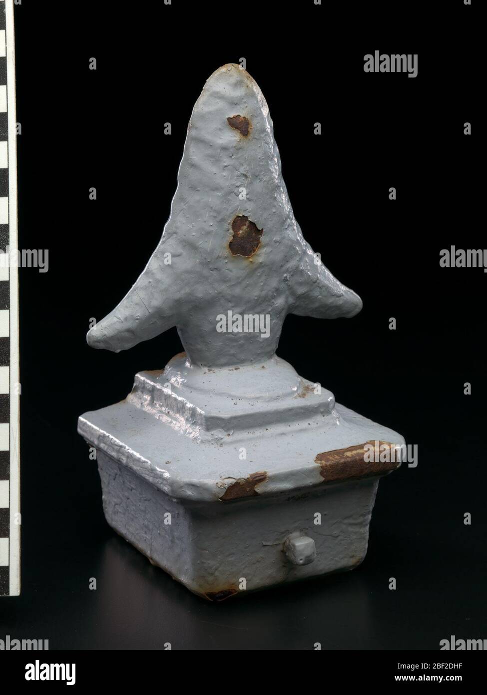 Recinzione post finale. In precedenza parte di una recinzione che circondava la struttura di mai Research Branch nel Bronx, New York; catalogato nelle collezioni NMAI in 2015.Have una preoccupazione, una correzione, o qualcosa da aggiungere? Contattaci: https://nmai.si.edu/collections-statement Foto Stock