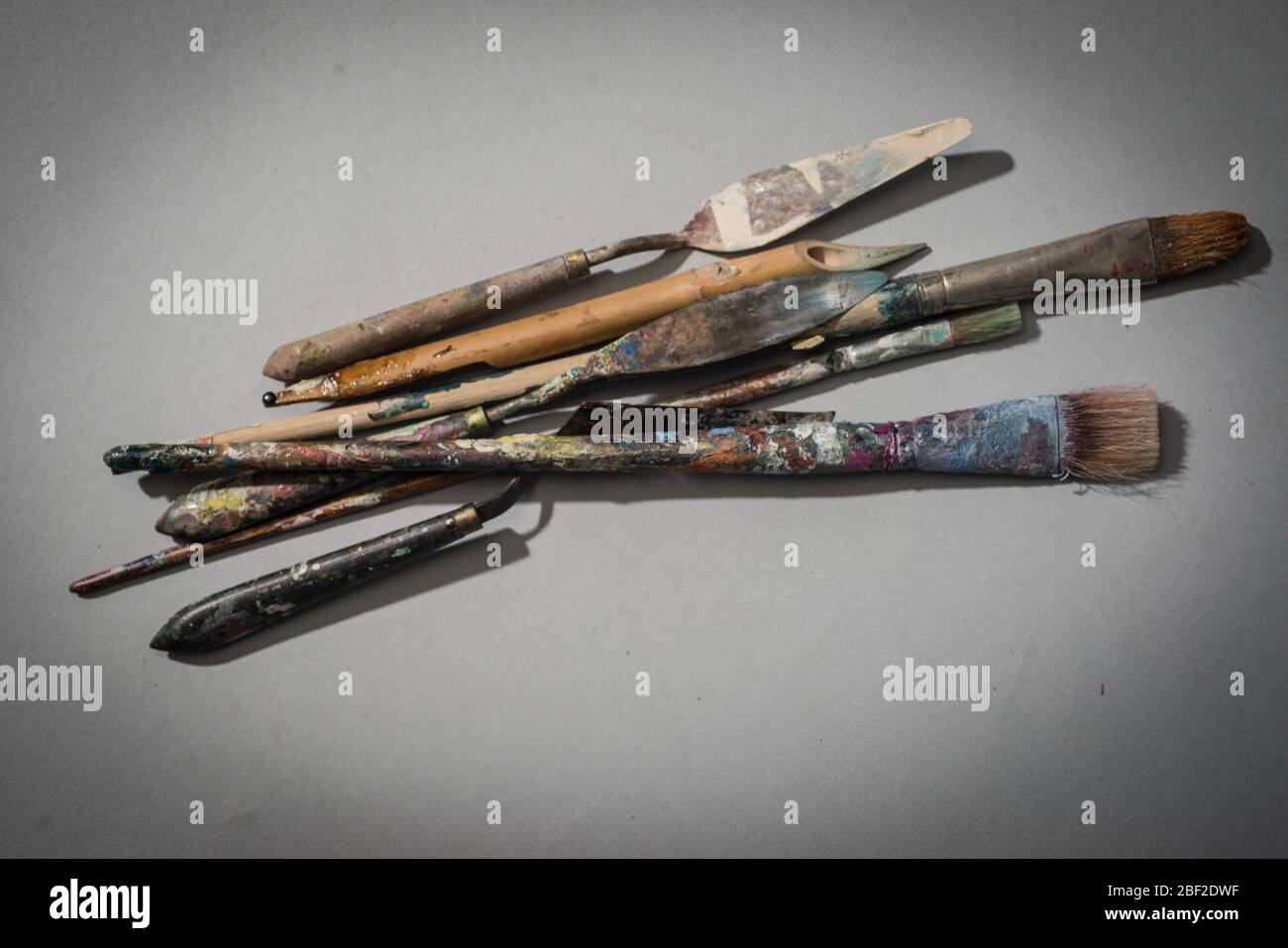 Kit per artisti che include coltelli da pennelli e trapani dell'artista Alma Thomas studio. Foto Stock