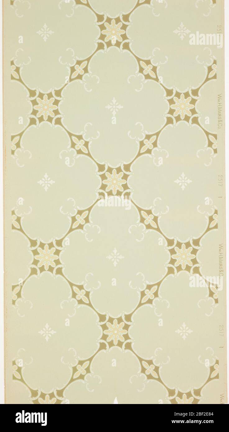 Carta da soffitto. Grandi quatrefoil di rotoli con piccoli inset di fleuron, tra i quali si trovano fleuron e motivi floreali stilizzati. Stampato in mica liquida bianca, verde scuro e pesca su fondo azzurro. Stampato in cimossa: 'WM. H. Mars & Co." numero modello "2517". Foto Stock