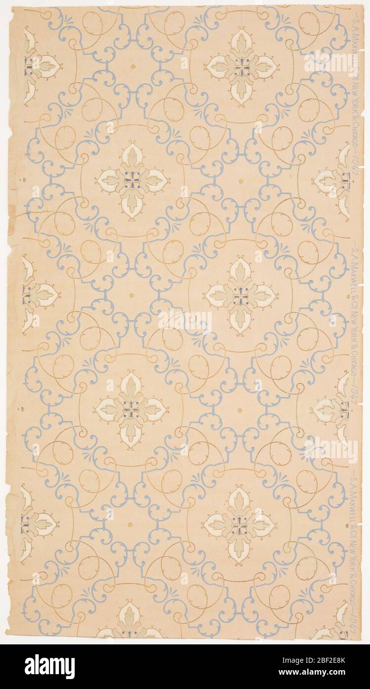 Carta da soffitto. Medaglioni floreali con venature ad ansa in pannolino a scorrimento. Stampato in blu chiaro, blu scuro, grigio, bianco e oro metallico su fondo rosa-beige. Stampato in cimossa: 'S.A. Maxwell & Co. New York & Chicago-' numero di modello '1947'. Foto Stock
