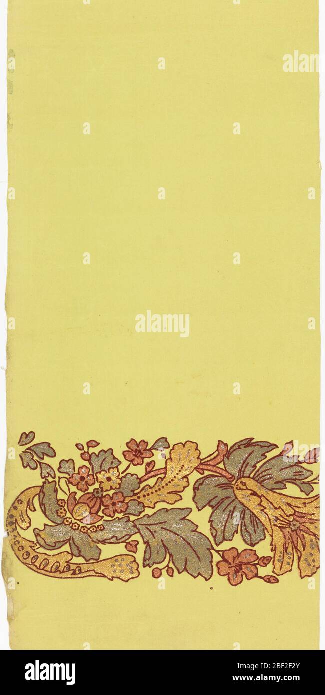 Tendina parasole. Ampia fascia di fogliame a scorrimento e motivi floreali vicino al bordo inferiore. Stampato in oro, argento, rame e mica verde con contorni in fiocco di borgogna. Stampato su supporto in tessuto verde chiaro. Foto Stock